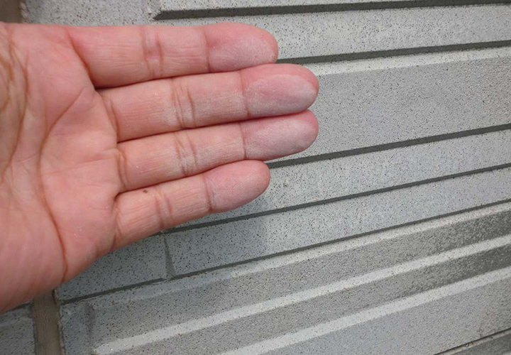 外壁に触ると白い粉がつきます。