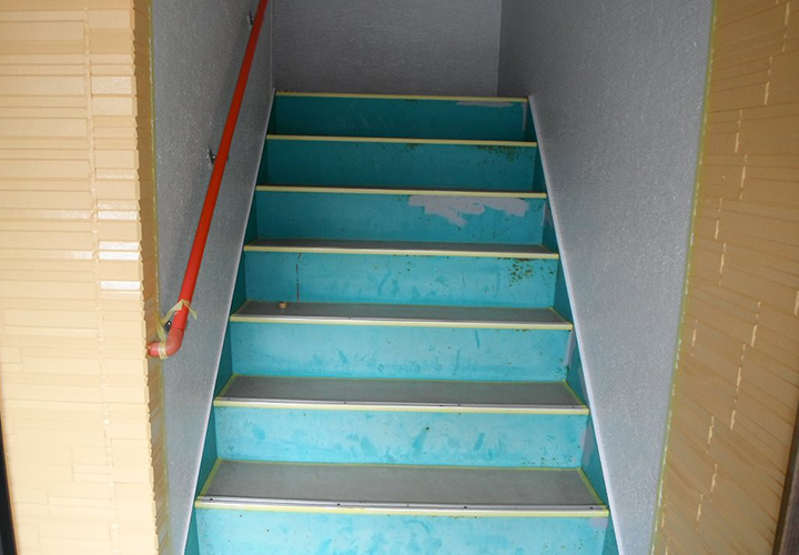 階段、塗装中です。