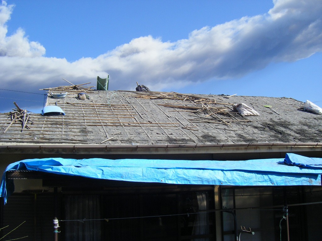ベランダ屋根にシートを敷き、瓦降ろし中です。