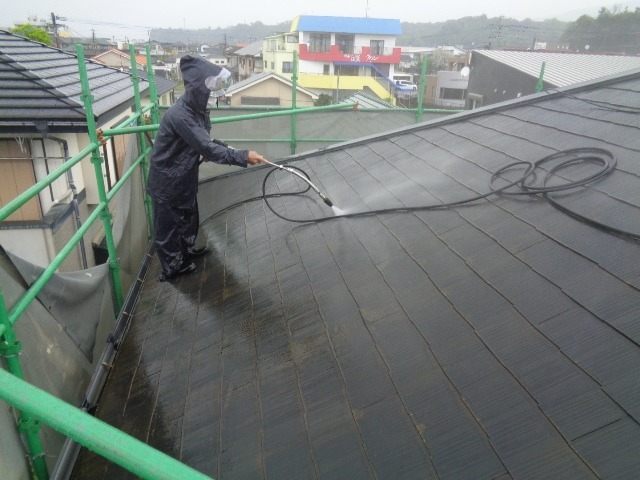 屋根をバイオ高圧洗浄します。